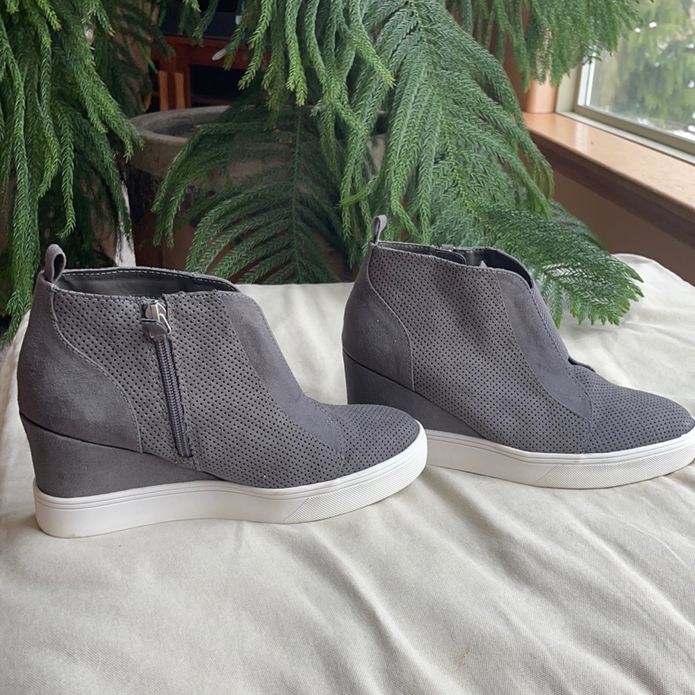 Women’s Cute Wedge Booties